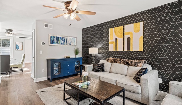 Bubbly Chateau in Park Circle Perfect for Travelers that want to Socialize