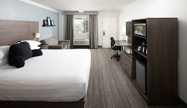 Budget-Friendly Stay in Signature Temecula! Free Parking, Onsite Swimming Pool in Temecula