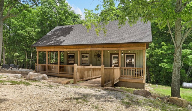 Buffalo Mist Cabin: Hot tub, Fire pit, Sleeps 6, 3 king beds, 13 private acres