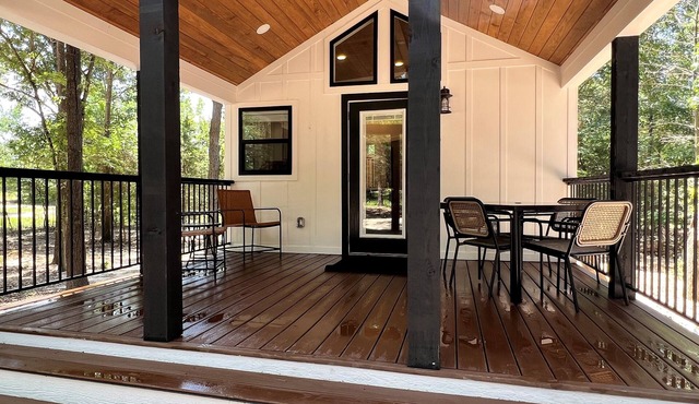 Cabin in the piney woods of East Texas, near lakes and state parks in Mount Vernon