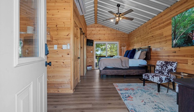 Cabin #3 @ Rock Creek Cabins! King Bed! 15 min. from Hot Springs National Park!