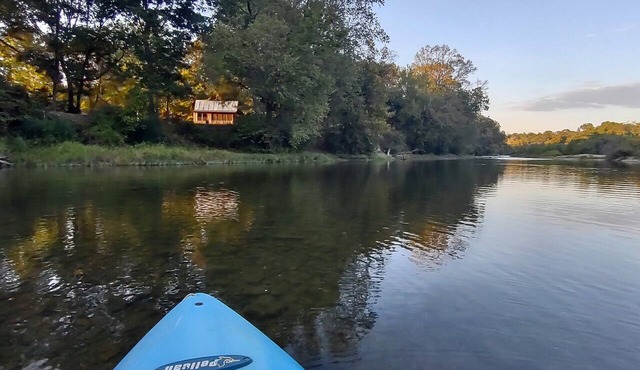 Caddo River Shack - 2 secluded acres with Kayaks and outdoor tub - Pet Friendly