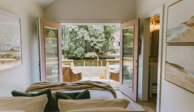 Canal front, Modern Tiny House! Bikes. Fire pit!