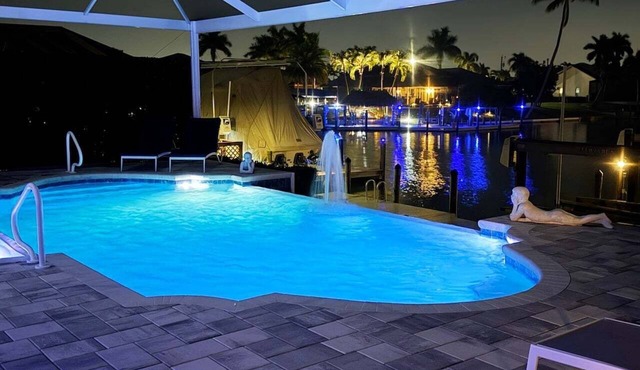 Central 1001 Waterfront 3BR heated Pool & Spa home w/Kayaks and Bicycles, Boat Dock in Cape Coral