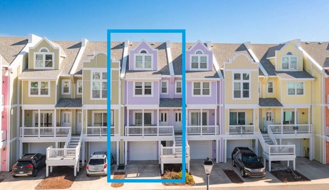 Centrally located townhome w/a resort-style community pool & gorgeous sunsets! in Kill Devil Hills
