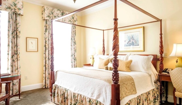 Charleston's Urban Retreat: Refined Comfort in a Historic Setting