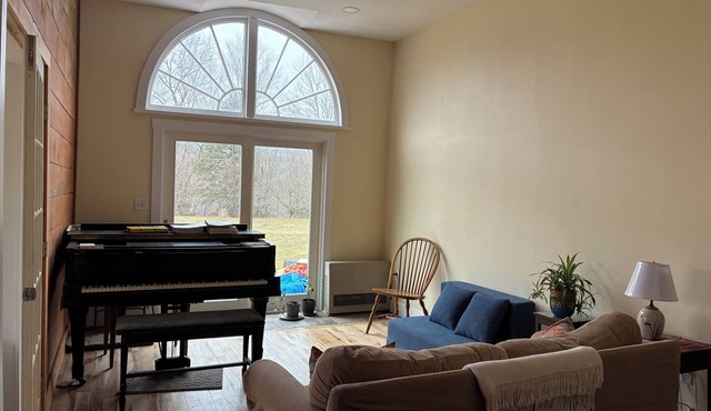 Charming 1-bedroom apartment in Worcester, private swimming hole. in Worcester