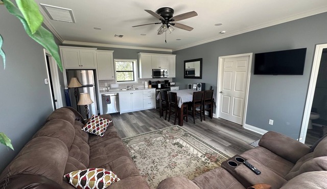 Charming 1-bedroom cottage in Ridge/Judice community with central AC/Heating.