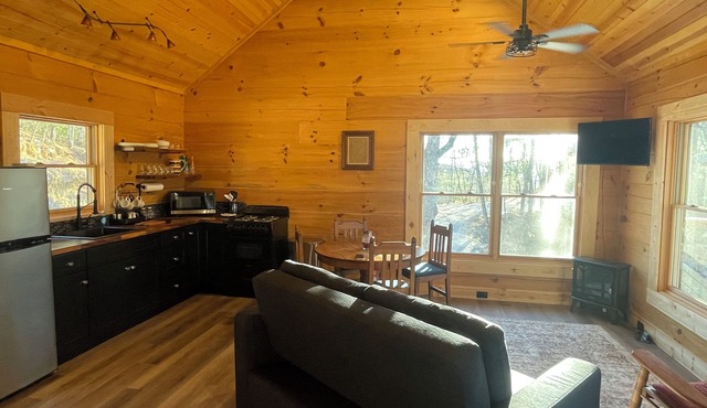 Charming 1-bedroom log cabin with AC and hot tub near Linville Gorge in Marion