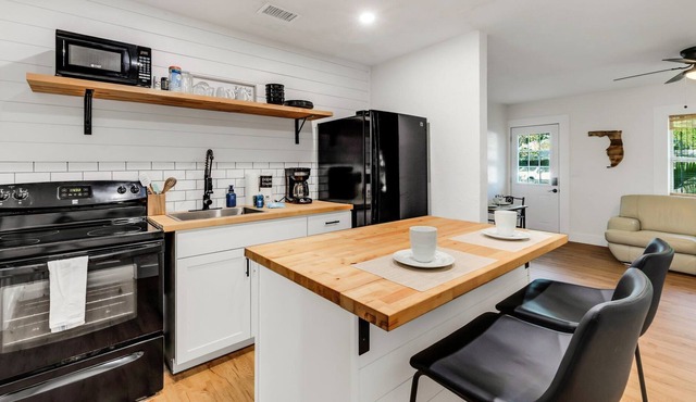 Charming 2-Bed Cottage near Bradenton and Beaches in Bradenton