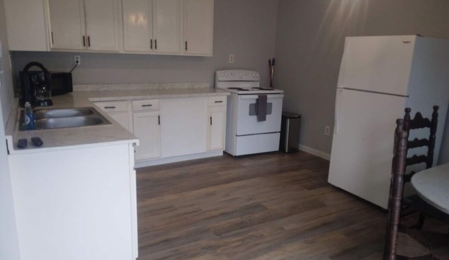 Charming 2-bedroom apartment with WiFi, AC in enjoyable Hemphill in Hemphill