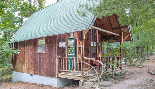 Charming 2-bedroom cabin just 3 miles from the Buffalo River- Redcloud Cabin