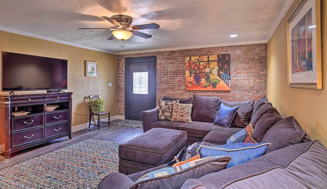 Charming 2-Story Apt - 26 Mi to Lake Charles! in Welsh