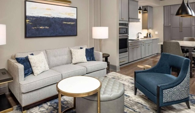 Charming 2 Suites Near Liberty Square – Central & Peaceful Stay