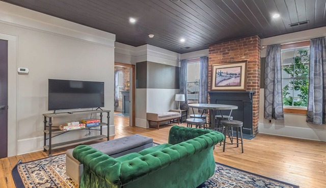 Charming 2BR w/ Porch Historic Stay Near Forsyth Park