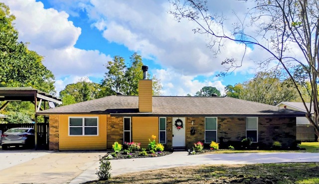 Charming 3 bd 2 bath cozy home in Denham Springs with AC and pool in Denham Springs