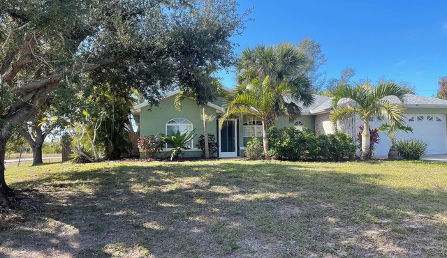 Charming 3-bedroom house in Englewood within minutes of beaches and golf.