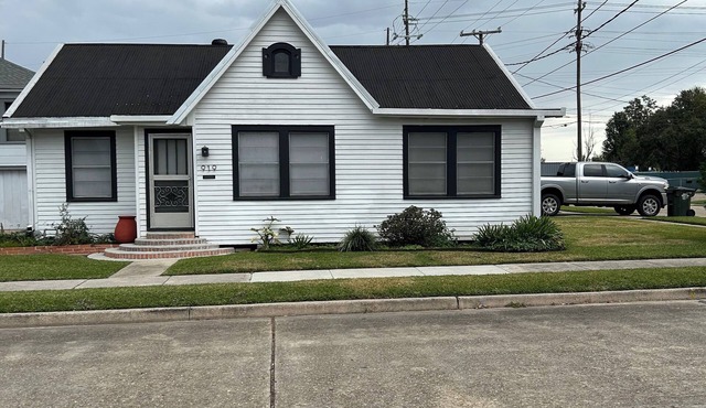 Charming 3-bedroom house with AC, WiFi in serene Houma in Houma
