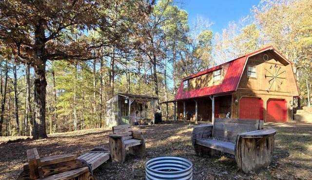 Charming Barn Retreat Surrounded by Nature Near Lake O the Pines in Texas in Warlock