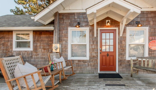 Charming Cannon Beach Cottage, Walk to Beach & Downtown, Cozy Fireplace, Expansive Deck in Cannon Beach