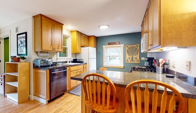 Charming dog-friendly house w/pellet stove, yard, wifi, patio, w/d, central air