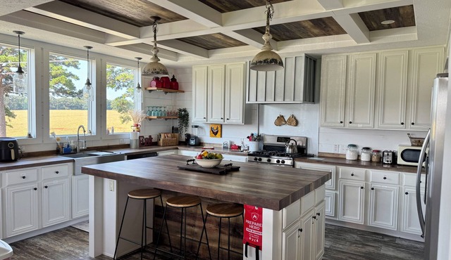 Charming farmhouse stay at Hay Meadow Acres in Diana, TX — enjoy country living. in Diana