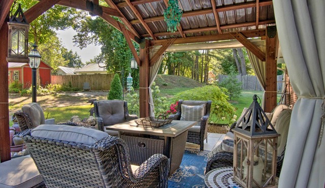 Charming Florence Getaway w/Fireplace & Grill! in Florence