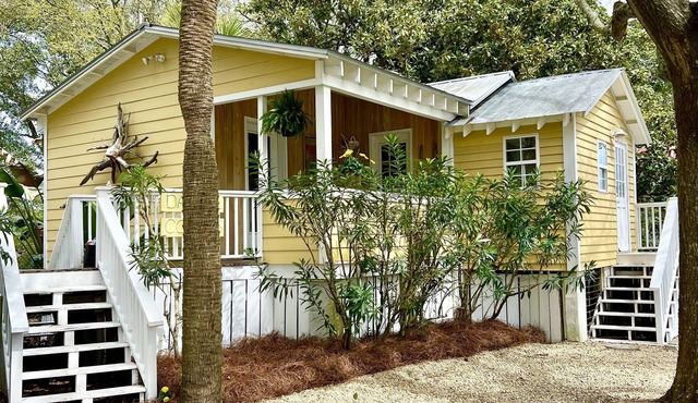 Charming Folly Cottage! Steps to Downtown, Pier & Beach!