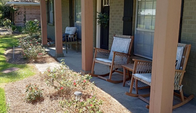 Charming Home Comfy Beds Private Backyard with Fire Pit
