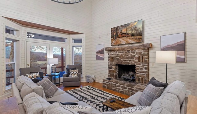Charming Large Farm House/Hot Tub & Game Room in Jasper