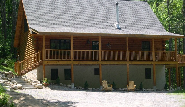 Charming log home, spacious yet cozy, nestled in the White Mountain region. in Campton