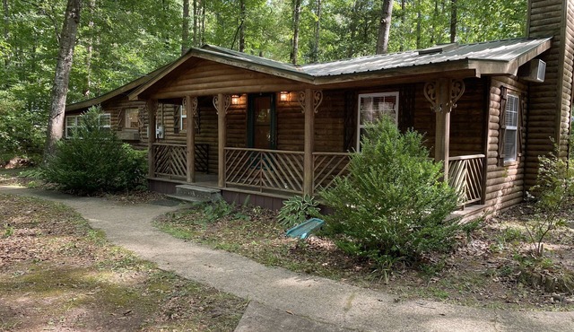 Charming & Pet Friendly! Cabin in Iuka MS- near JP Coleman State Park in Iuka