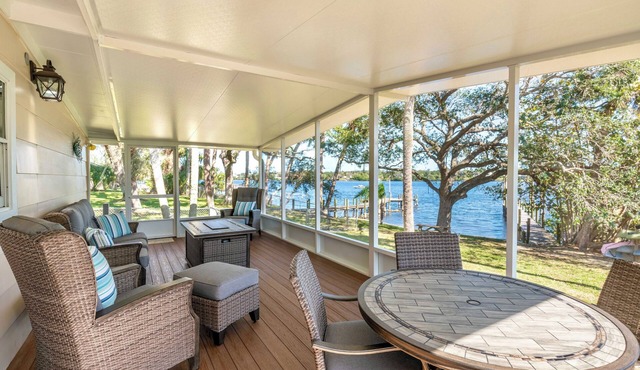 Charming Riverfront 2/2 Cottage with Private Docks, Wifi, Cable, and A/C in Sebastian