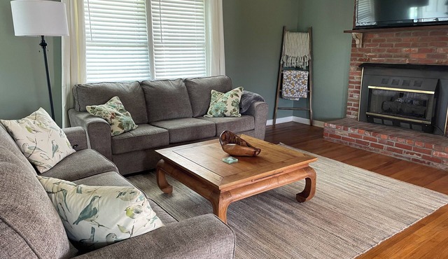 Charming Rustic Farmhouse on 7 acres less than 3 miles from MSU Campus in Starkville
