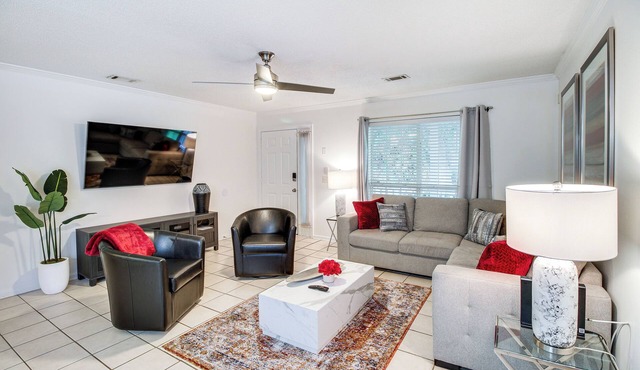 Charming Savannah Vacation Rental w/Game Room!