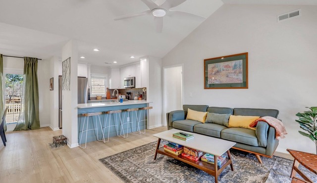 Charming Waterfront Compound w/Lake Access - Pet Friendly -Theatre and Game Room in Bonneau