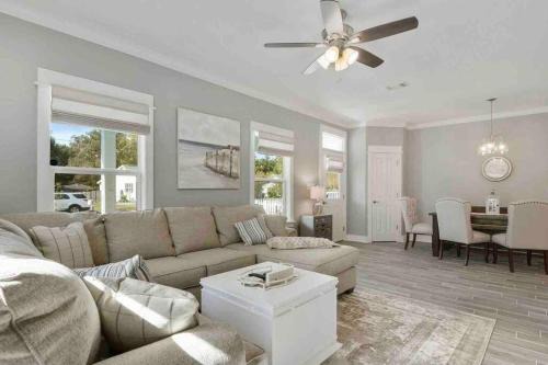 *Chic Beach Cottage Retreat* near Beach/downtown in Gulfport