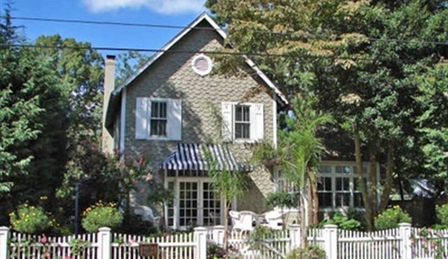 Chic Classic Five Bedroom Cottage in Rehoboth Beach