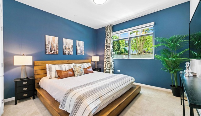 Chic Spacious Apartment steps from LACMA with Patio, Pool & Den in Los Angeles