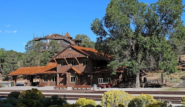 Classic Route 66 Lodging with Free Breakfast & Parking, Bearizona Wildlife Park! in Williams