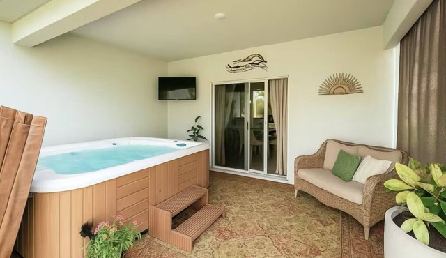 Clean + Private QUEEN Room w/Hot Tub, Grill in Sarasota