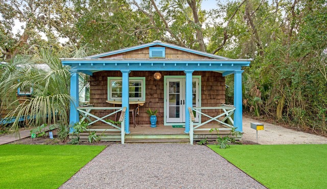 Coastal dog-friendly retreat near the beach with yard access and WiFi