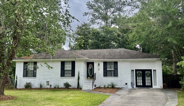 Coastal White Cottage-Isle Of Hope in Savannah
