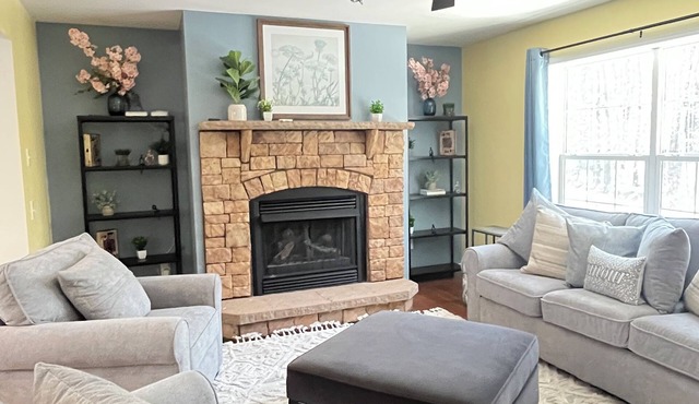 Comfortable and Spacious Home: Entertainment room, Gym + large deck and patio in Gilford