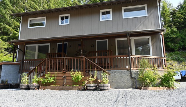 Comfy Duplex unit B great for families and small groups, sleeps up to 7 in Sitka