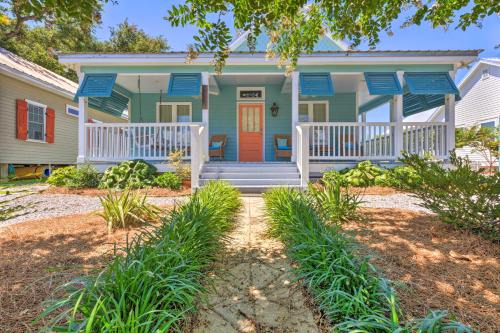Cottage w/Porch - 3 Min Walk to Bay St Louis
