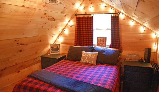 Couples' Retreat at Buffalo Bender Cabin - Pet Friendly, 2 mi to Buffalo River in St Joe