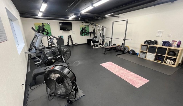 Cozy 1-bed apt in charming Sherman Oaks with fireplace, balcony, gym, & parking.