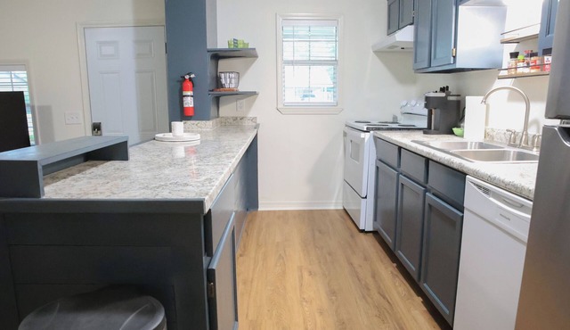 Cozy 2-Bedroom Bungalow Near Dining & College in Hattiesburg