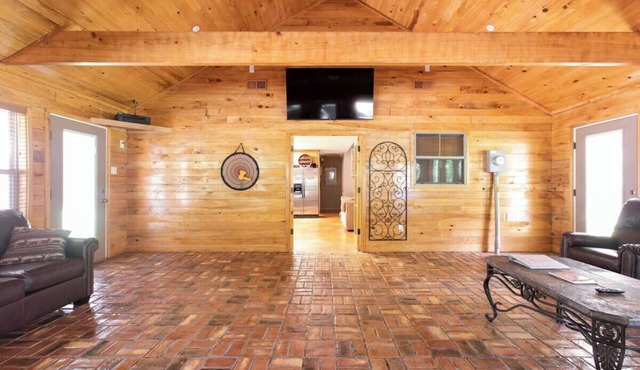 Cozy 2-bedroom cabin in charming Liberty MS with Starlink WIFI in Liberty